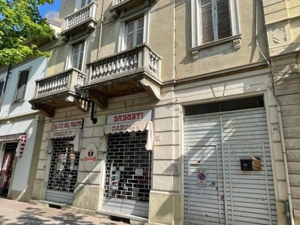 locale commerciale in vendita a Voghera