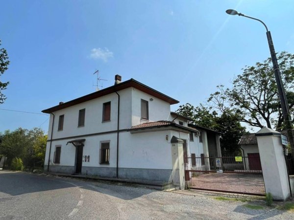 casa indipendente in vendita a Voghera in zona Campoferro