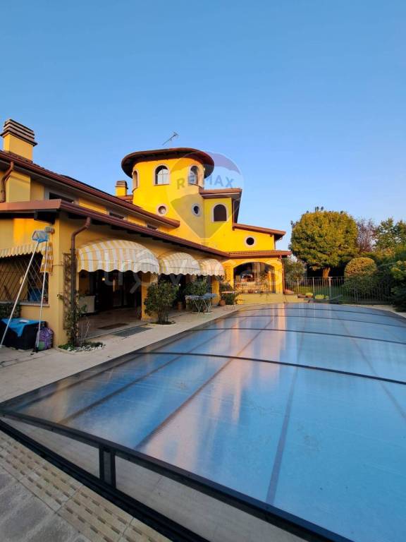 casa indipendente in vendita a Voghera