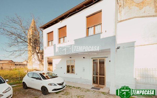 casa indipendente in vendita a Voghera