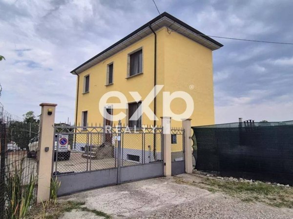 casa indipendente in vendita a Voghera in zona Medassino