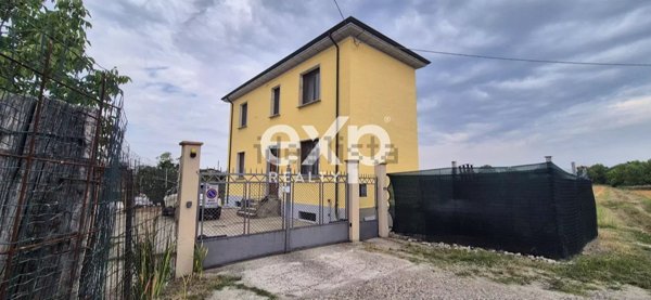 casa indipendente in vendita a Voghera