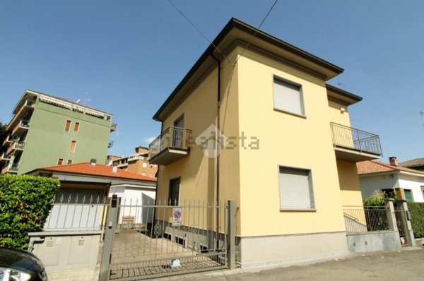 casa indipendente in vendita a Voghera