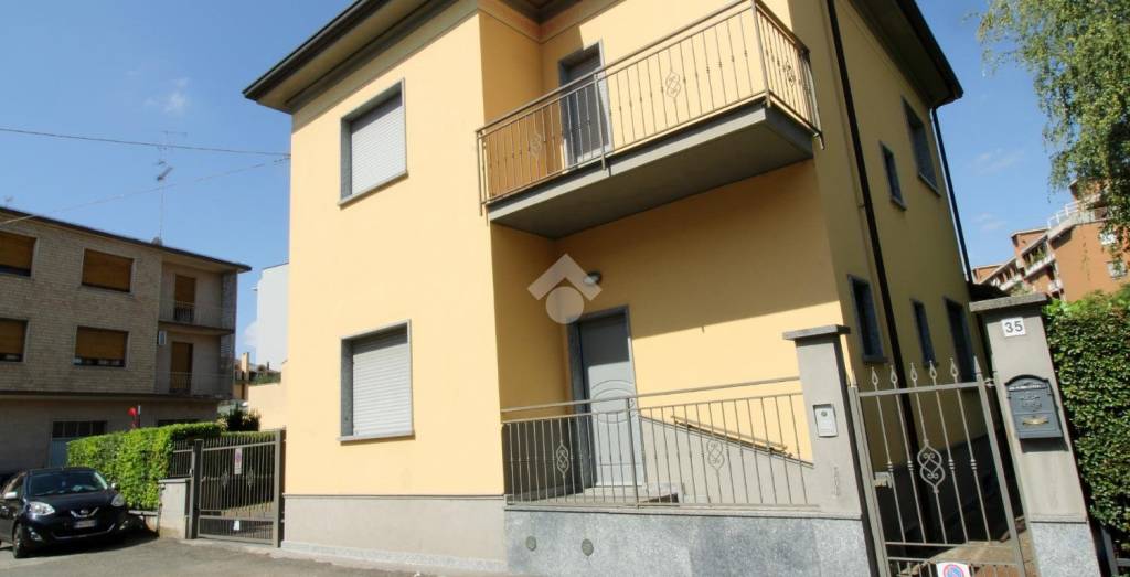 casa indipendente in vendita a Voghera