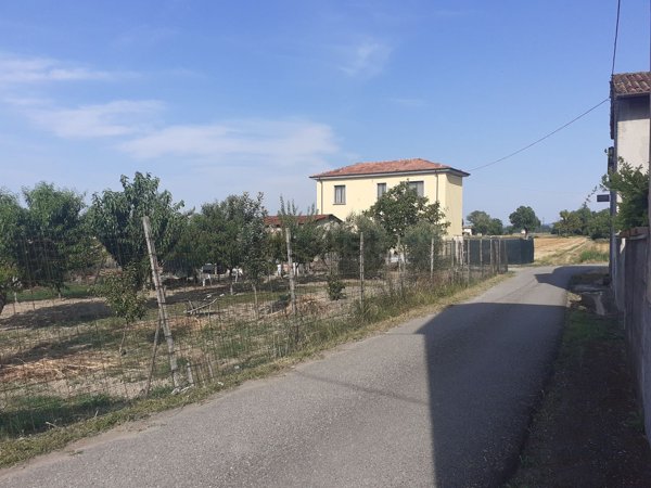 casa indipendente in vendita a Voghera