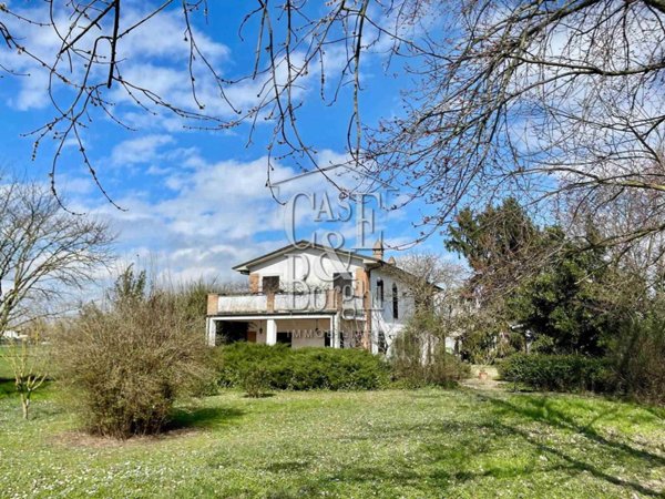 casa indipendente in vendita a Voghera
