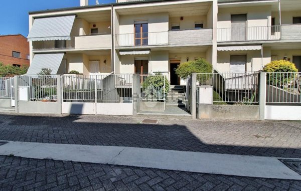 casa indipendente in vendita a Voghera
