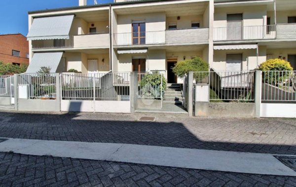 casa indipendente in vendita a Voghera