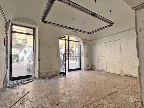 negozio in vendita a Voghera