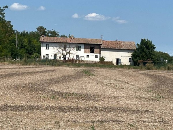 casa indipendente in vendita a Voghera in zona Oriolo