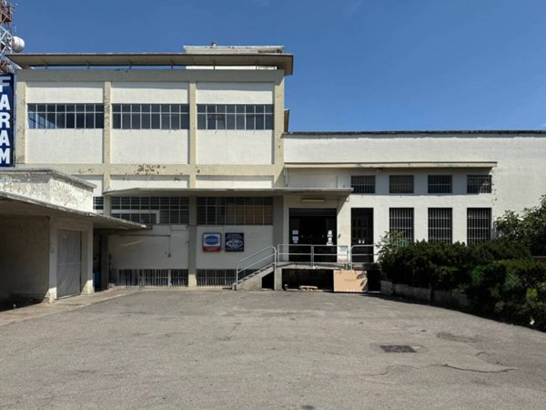 capannone in vendita a Voghera
