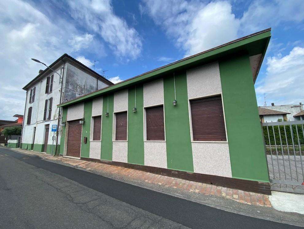 locale commerciale in vendita a Voghera in zona Valle