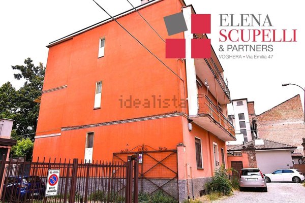 casa indipendente in vendita a Voghera