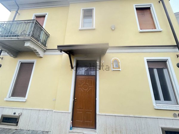 casa indipendente in vendita a Voghera in zona Medassino