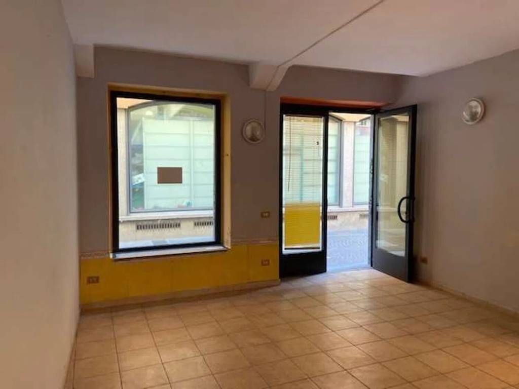 negozio in vendita a Voghera