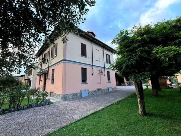 casa indipendente in vendita a Voghera