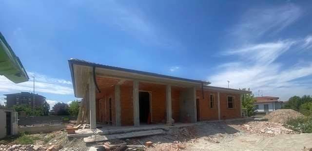casa indipendente in vendita a Voghera