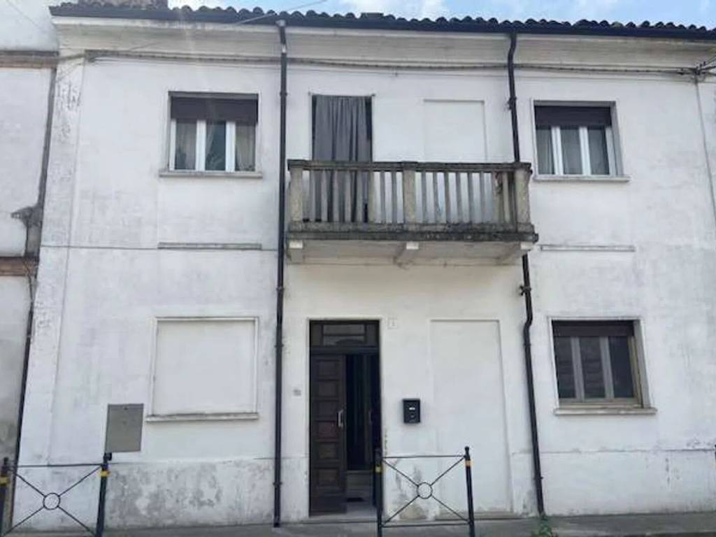 casa indipendente in vendita a Voghera in zona Medassino
