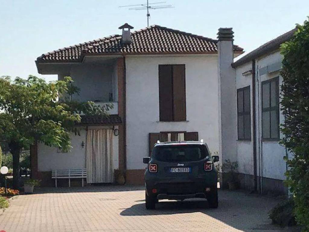 casa indipendente in vendita a Voghera in zona Medassino