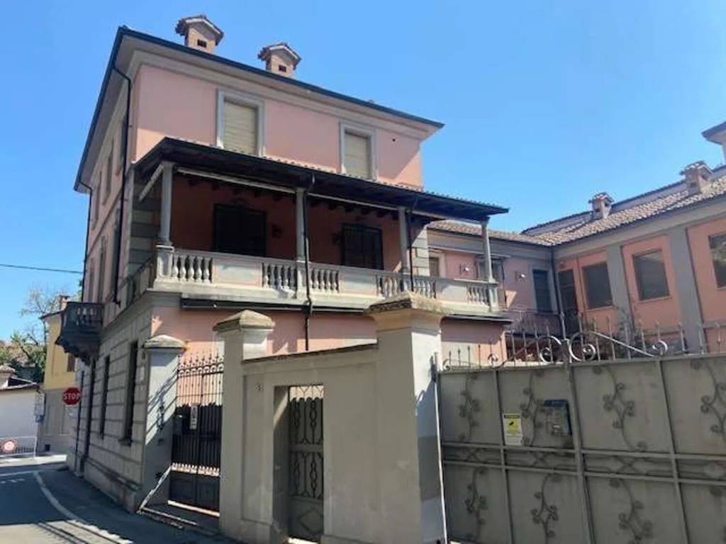 casa indipendente in vendita a Voghera