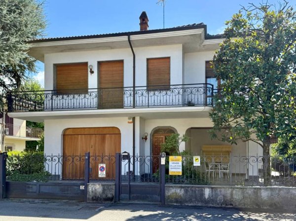 casa indipendente in vendita a Voghera