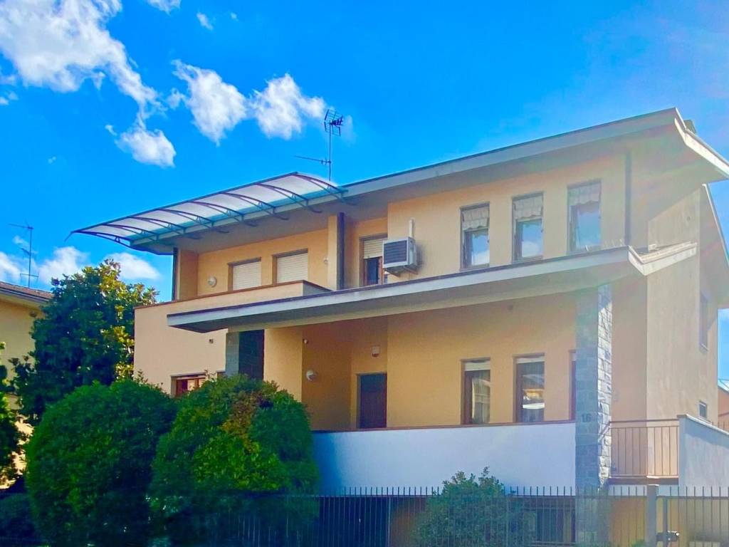 casa indipendente in vendita a Voghera in zona Medassino