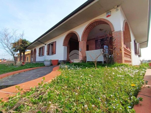 casa indipendente in vendita a Voghera
