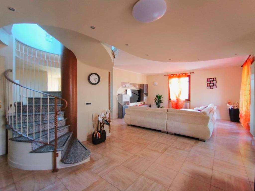 casa indipendente in vendita a Voghera