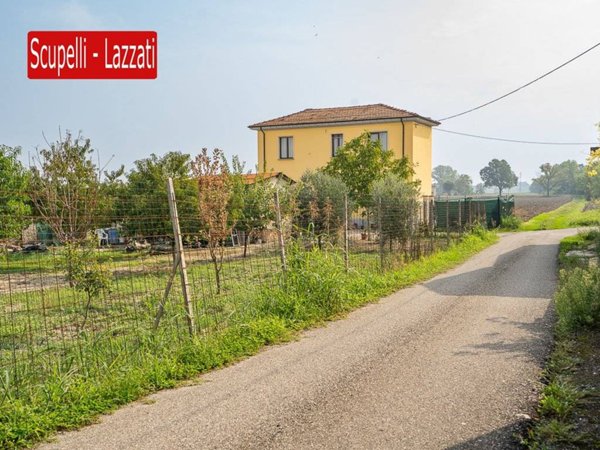 casa indipendente in vendita a Voghera in zona Medassino