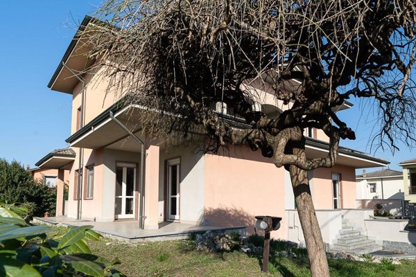 casa indipendente in vendita a Voghera