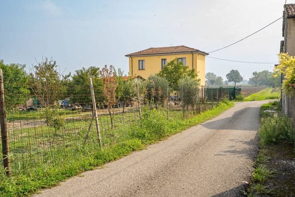 casa indipendente in vendita a Voghera in zona Oriolo