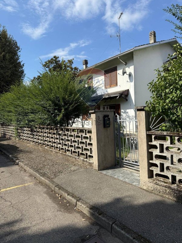 casa indipendente in vendita a Voghera in zona Medassino