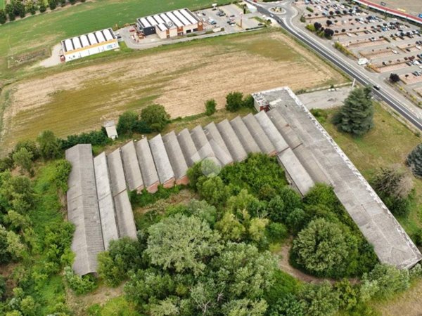 locale commerciale in vendita a Voghera in zona Campoferro