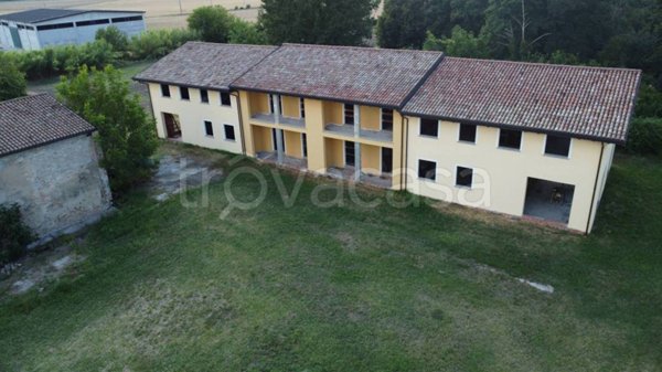 casa indipendente in vendita a Voghera in zona Valle