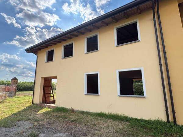 casa indipendente in vendita a Voghera in zona Valle