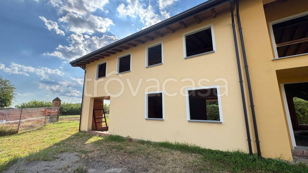 casa indipendente in vendita a Voghera in zona Valle