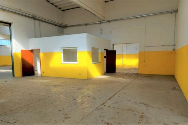 locale di sgombero in vendita a Voghera