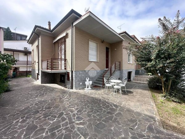 casa indipendente in vendita a Voghera