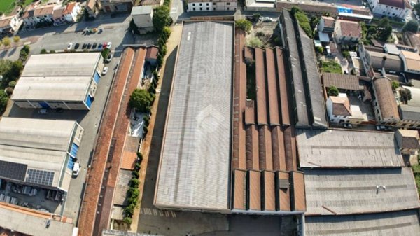 capannone in vendita a Voghera in zona Oriolo