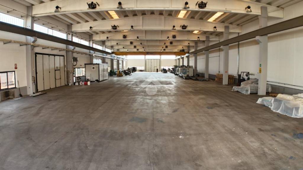 capannone in vendita a Voghera in zona Oriolo