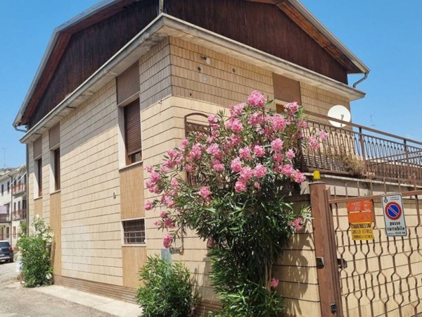 casa indipendente in vendita a Voghera