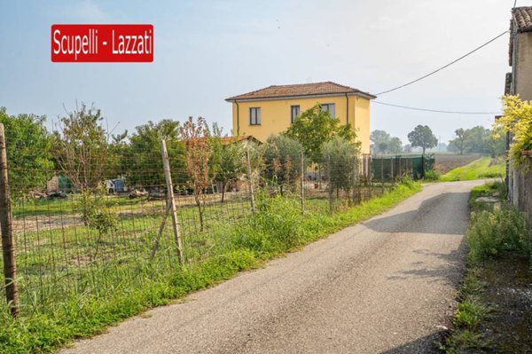 casa indipendente in vendita a Voghera in zona Oriolo