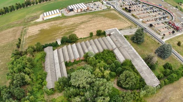 locale commerciale in vendita a Voghera