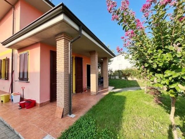 casa indipendente in vendita a Voghera