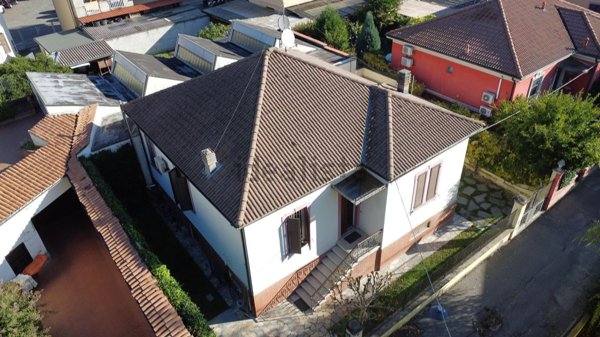 casa indipendente in vendita a Voghera in zona Campoferro