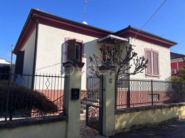 casa indipendente in vendita a Voghera