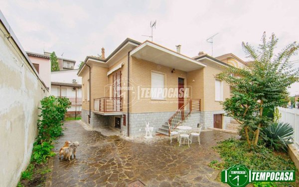 casa indipendente in vendita a Voghera