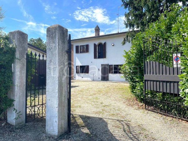 casa indipendente in vendita a Voghera in zona Medassino