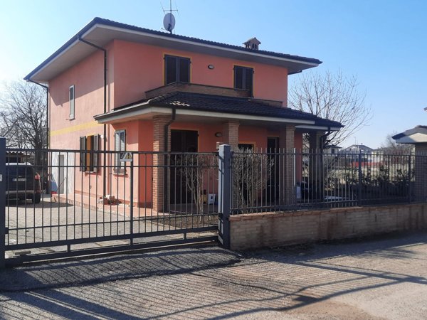 casa indipendente in vendita a Voghera