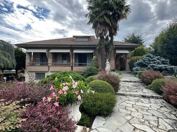 casa indipendente in vendita a Voghera